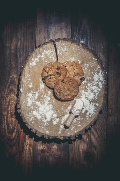 用葡萄干 面粉和麦穗装饰在木制表面的燕麦姜饼 — 图库照片