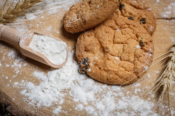 Haferflocken Lebkuchen Mit Rosinen Mehl Und Ähren Auf Einer Holzoberfläche — Stockfoto