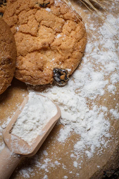 Galletas Harina Avena Con Pasas Harina Espigas Trigo Sobre Una — Foto de Stock