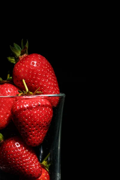 Morangos Vermelhos Maduros Nos Pratos Fundo Preto — Fotografia de Stock