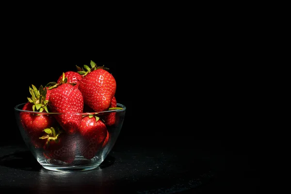Стерти Червону Полуницю Посуд Чорному Тлі — стокове фото