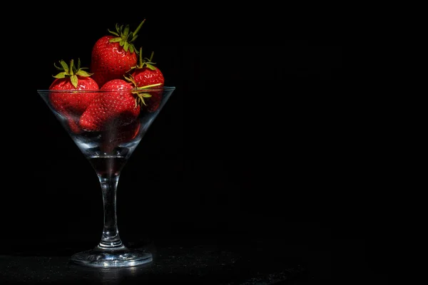 Fraises Rouges Mûres Sur Les Plats Sur Fond Noir — Photo