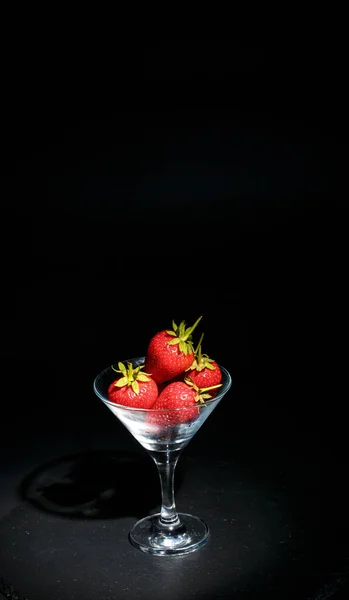 Reife Rote Erdbeeren Auf Den Tellern Vor Schwarzem Hintergrund — Stockfoto