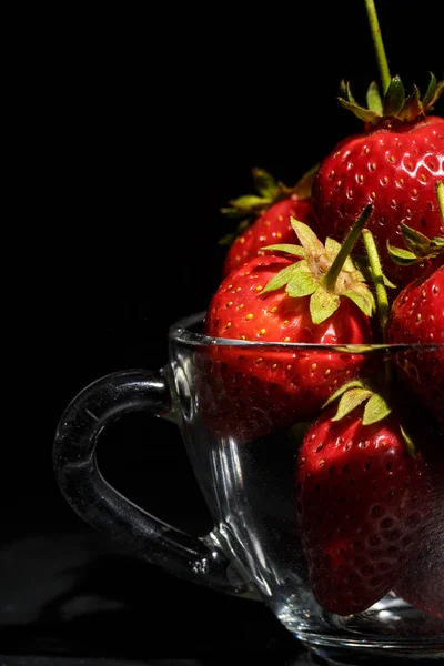 Reife Rote Erdbeeren Auf Den Tellern Vor Schwarzem Hintergrund — Stockfoto