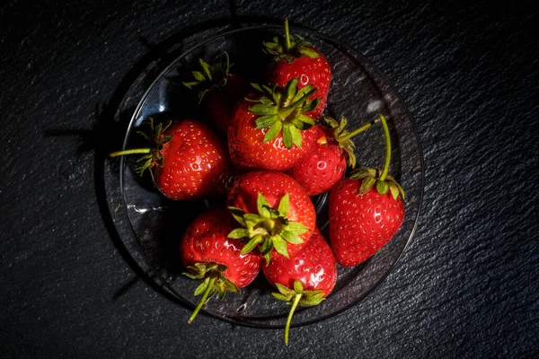 Reife Rote Erdbeeren Auf Den Tellern Vor Schwarzem Hintergrund — Stockfoto