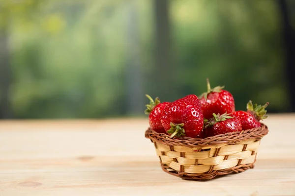 Ripe Strawberries Basket Table — Stock Photo, Image