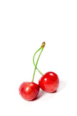 Beyaz arka planda olgun kırmızı kirazlar