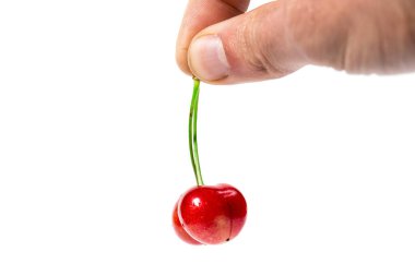 Beyaz arka planda olgun kırmızı kirazlar