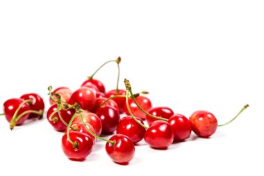 Beyaz arka planda olgun kırmızı kirazlar