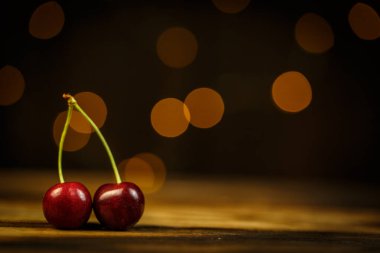 Kahverengi bir masada olgun kirazlar, güzel Bokeh