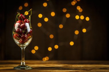 Kahverengi bir masada olgun kirazlar, güzel Bokeh