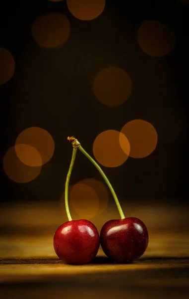 Cerezas Maduras Sobre Una Mesa Marrón Hermoso Bokeh — Foto de Stock