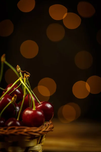 Zralé Třešně Hnědém Stole Krásný Zadek — Stock fotografie