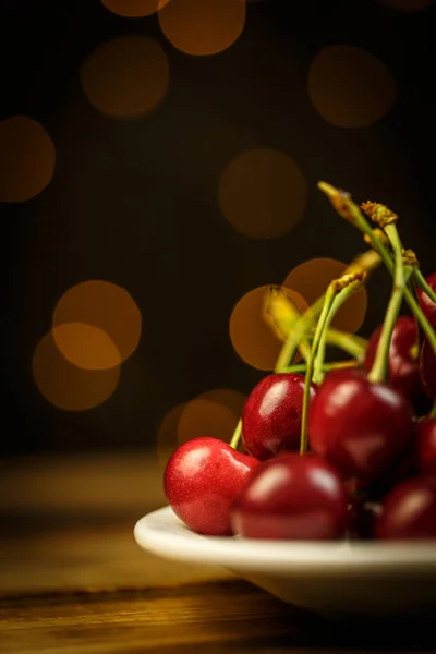 Cerises Mûres Sur Une Table Brune Beau Bokeh — Photo