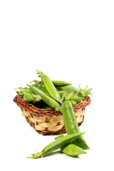 Guisantes Verdes Maduros Sobre Fondo Blanco Cultivados Campo Una Granja —  Fotos de Stock