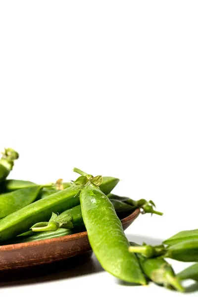 白いプレートの上にビタミンとおいしい緑のエンドウ豆 農場から — ストック写真