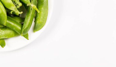 Beyaz bir tabakta vitaminli bezelyeler, bir çiftlikten.