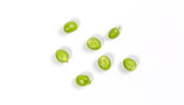 Çiftlikte toplandıktan sonra beyaz bir zemin üzerinde olgun yeşil bezelyeler.