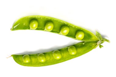 Çiftlikte toplandıktan sonra beyaz bir zemin üzerinde olgun yeşil bezelyeler.