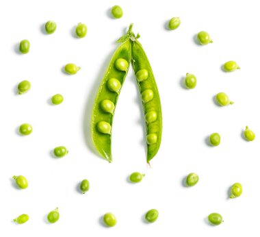 Çiftlikte toplandıktan sonra beyaz bir zemin üzerinde olgun yeşil bezelyeler.