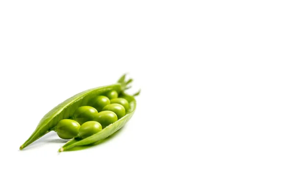 白色背景上的成熟绿豆 在农场组装后 — 图库照片