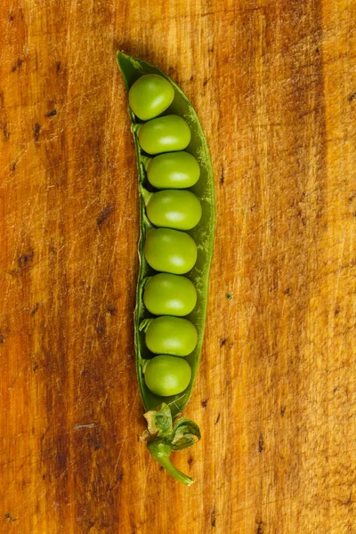 Reife Grüne Erbsen Auf Einer Holzoberfläche Zum Kochen — Stockfoto