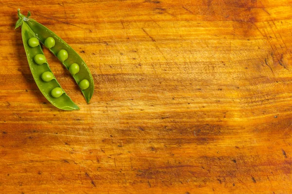Reife Grüne Erbsen Auf Einer Holzoberfläche Zum Kochen — Stockfoto
