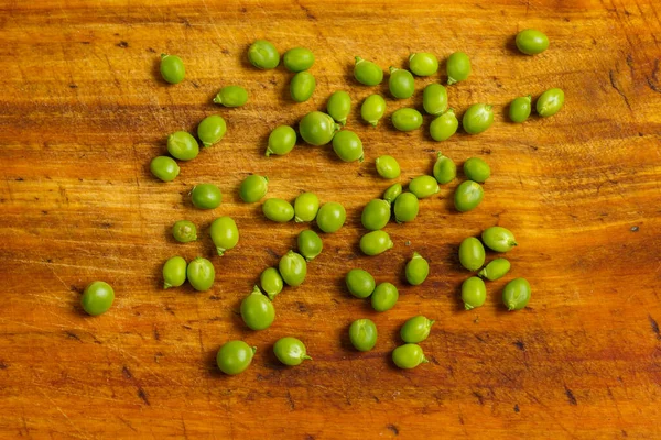 Reife Grüne Erbsen Auf Einer Holzoberfläche Zum Kochen — Stockfoto