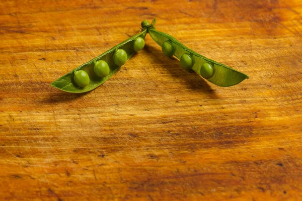 Rijp Groene Erwten Een Houten Ondergrond Koken — Stockfoto