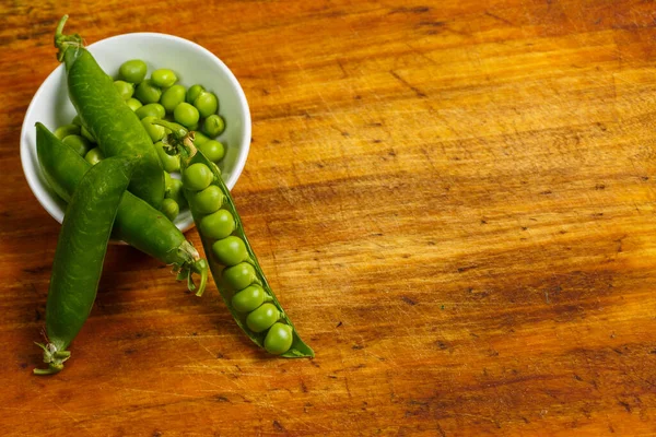 Ervilhas Verdes Maduras Uma Superfície Madeira Para Cozinhar — Fotografia de Stock