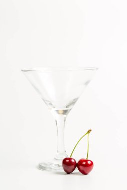 Beyaz arka planda olgun, kırmızı, tatlı kirazlar