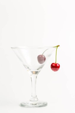 Beyaz arka planda olgun, kırmızı, tatlı kirazlar