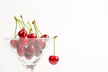 Beyaz arka planda olgun, kırmızı, tatlı kirazlar