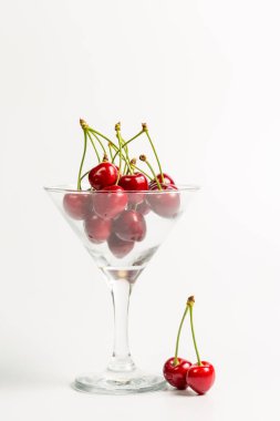 Beyaz arka planda olgun, kırmızı, tatlı kirazlar