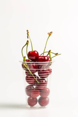 Beyaz arka planda olgun, kırmızı, tatlı kirazlar