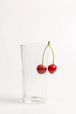 Beyaz arka planda olgun, kırmızı, tatlı kirazlar