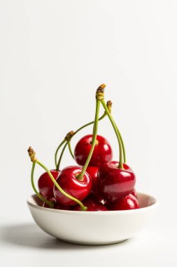 Beyaz arka planda olgun, kırmızı, tatlı kirazlar