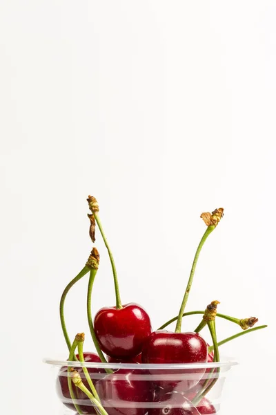 Cerises Mûres Rouges Douces Sur Fond Blanc — Photo