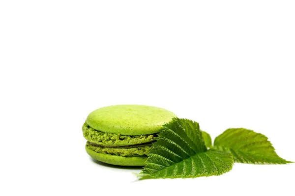 Biscuits Macarons Savoureux Cerises Rouges Sur Fond Blanc — Photo