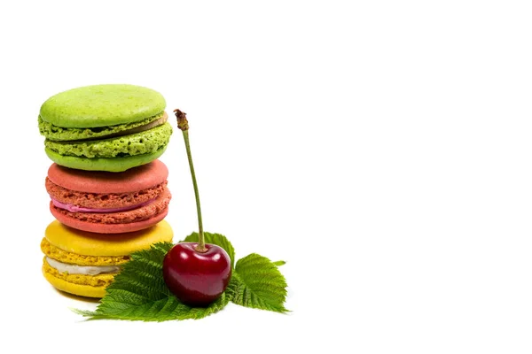 Biscuits Macarons Savoureux Cerises Rouges Sur Fond Blanc — Photo