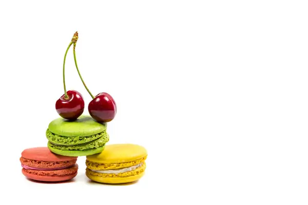 Leckere Makronenplätzchen Und Rote Kirschen Auf Weißem Hintergrund — Stockfoto