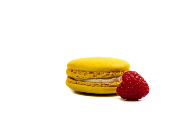 Biscuits Macarons Savoureux Framboises Mûres Sur Fond Blanc — Photo