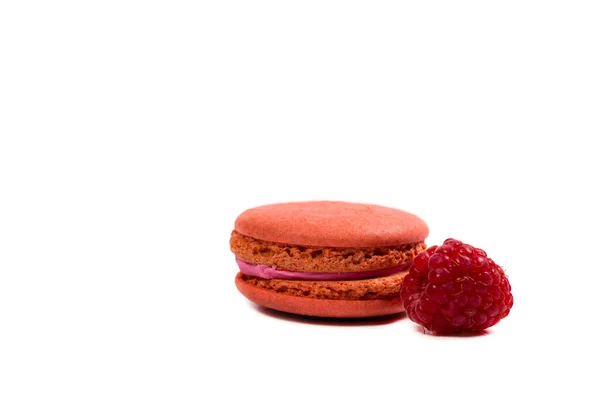 Biscuits Macarons Savoureux Framboises Mûres Sur Fond Blanc — Photo