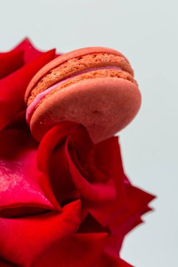 Lezzetli kurabiyeler ve beyaz arka planda kırmızı gül.