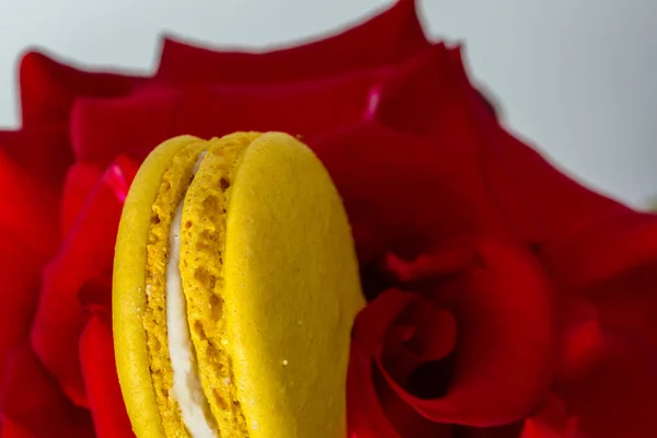 Biscuits Macarons Savoureux Rose Rouge Sur Fond Blanc — Photo