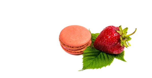 Savoureux Macarons Biscuits Aux Fraises Sur Fond Blanc — Photo