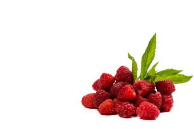 Beyaz arka planda vitamin içeren taze ve kırmızı ahududular.