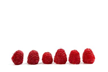 Beyaz arka planda vitamin içeren taze ve kırmızı ahududular.