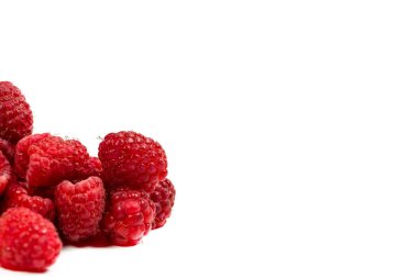 Beyaz arka planda vitamin içeren taze ve kırmızı ahududular.