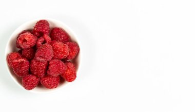 Beyaz arka planda vitamin içeren taze ve kırmızı ahududular.